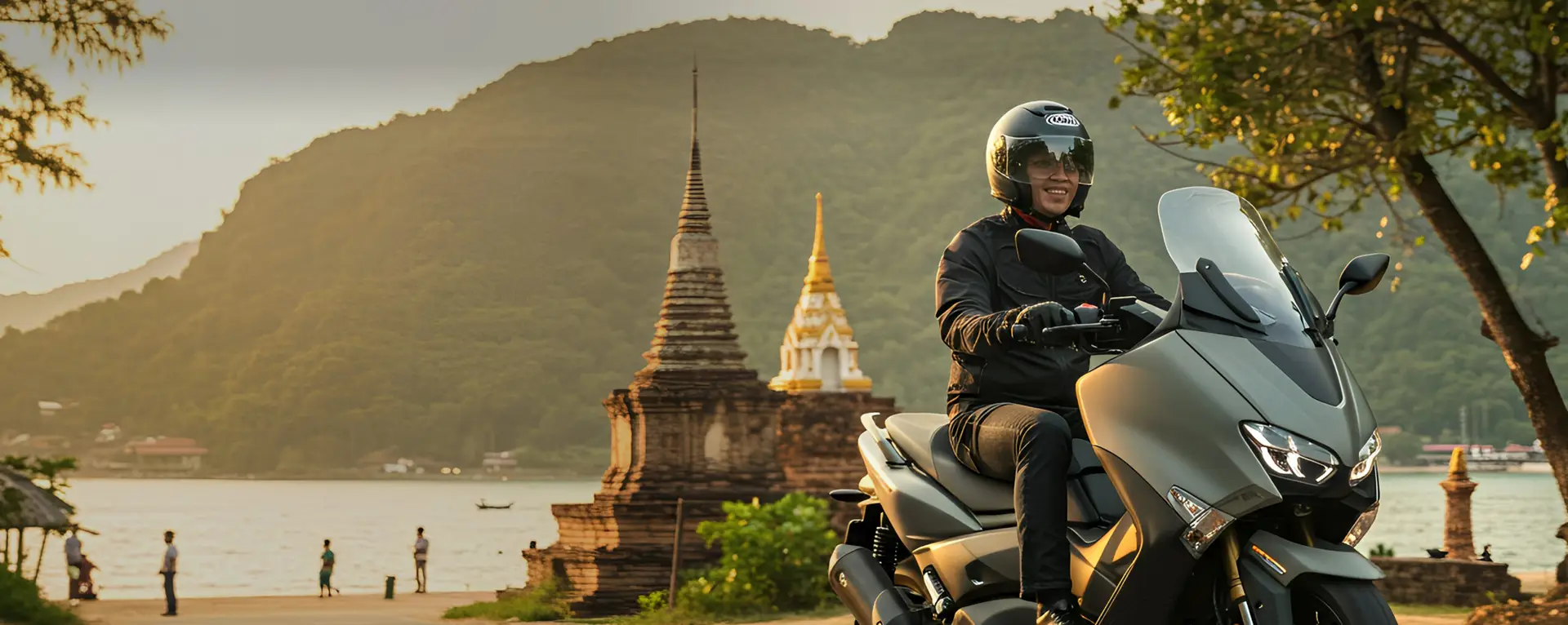 Personne sur un scooter premium face à un paysage thaïlandais côtier typique, pagode et mer à l’arrière-plan.