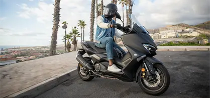 Scooter XADV en location chez Bike it avec un conducteur, le long des plages de Phuket.